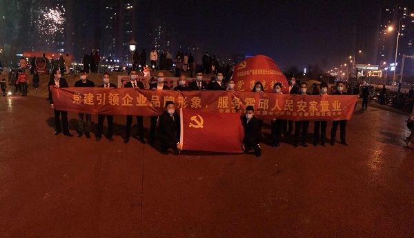“党建引领企业品牌形象，，，，，，，服务霍邱人民安家置业”霍邱项目党支部开展春节送春联礼包活动
