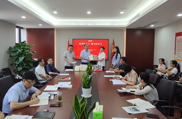 党课铭初心，，，，，赠书促学习——徽盐地产集团机关第二党支部推动党史学习教育再升温